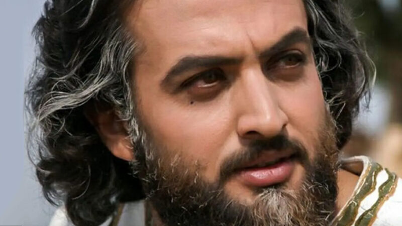 عکس| مصطفی زمانی با کت قرمز در خانه بازیکن استقلال جنجال به پا کرد/ اقدام جنجالی یوزارسیف مشهور