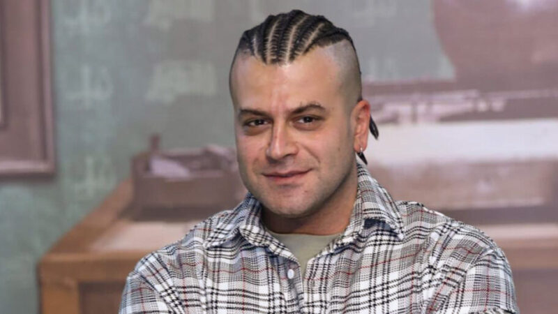 عکس| نگاهی به استایل جدید روزبه حصاری ؛ عینک خاص و پیراهن خنک اقای بازیگر غوغا به پا کرد