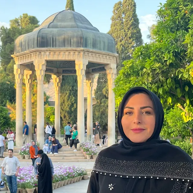 عکس المیرا شریفی مقدم در حافظیه شیراز
