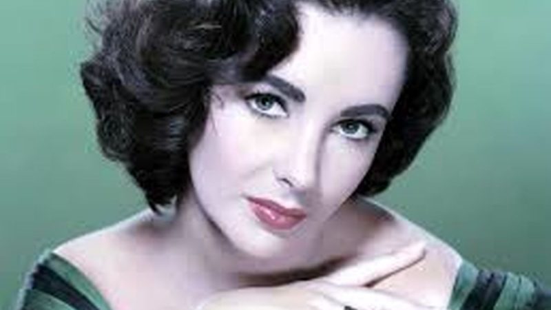 سفر در تاریخ؛ «الیزابت تیلور» در حال قدم زدن در خیابان های شیراز؛ سال 55