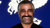 فیلم| اولین تصویر پژمان جمشیدی پس از آزاد شدن از زندان / پژمان خوشحال و خندان می آید