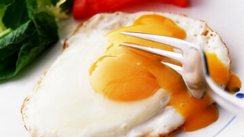 تخم مرغ باعث بالا رفتن کلسترول خون می‌شود؟/ برای سلامتی تان بخوانید