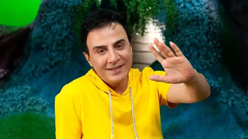 فیلم| ویدئویی از عموپورنگ و مادرش در یک مکان مذهبی ؛ عموی محبوب بچه ها در حال زیارت