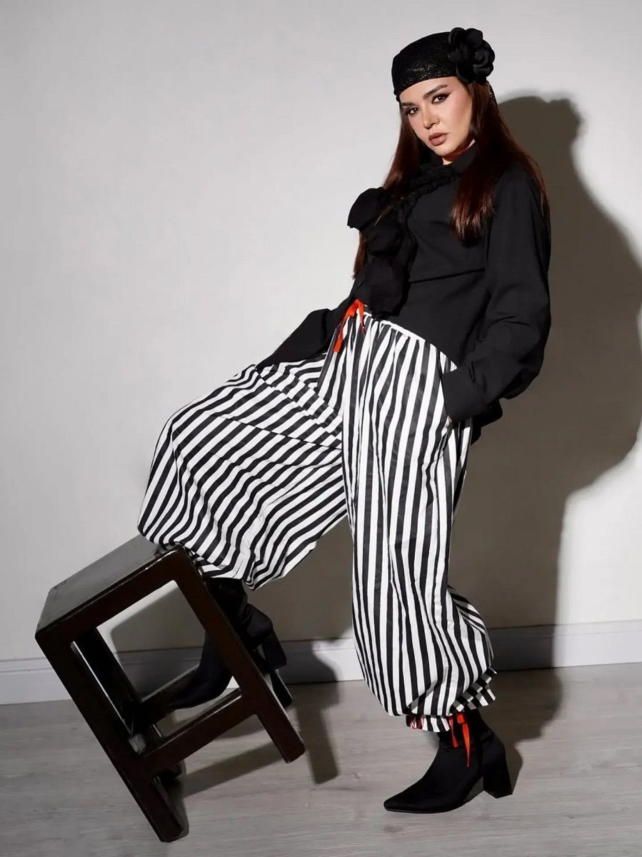 استایل ندا قاسمی با شلوار راه‌راه 4