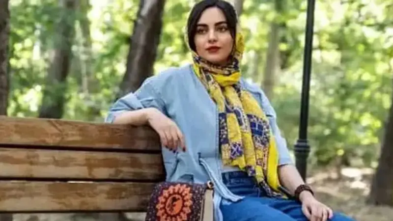 عکس | سفر در زمان ؛ «مهشید جوادی» و عوامل پشت‌صحنه سریال «آنام» در دشت شقایق