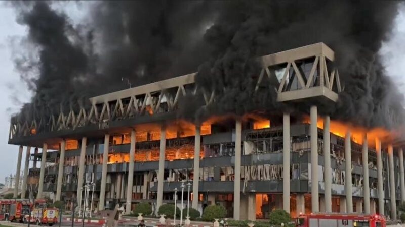 عکس| هدیه ویژه صداوسیما به بازدیدکنندگان از تکه‌های ساختمان شیشه‌ای