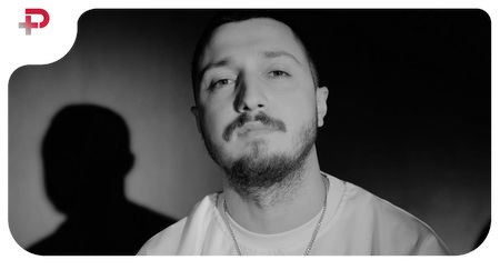 مینی شایع با بوسه‌ای بامزه قند تو دل همه آب کرد؛ عینک کوچولوش چقد نازه