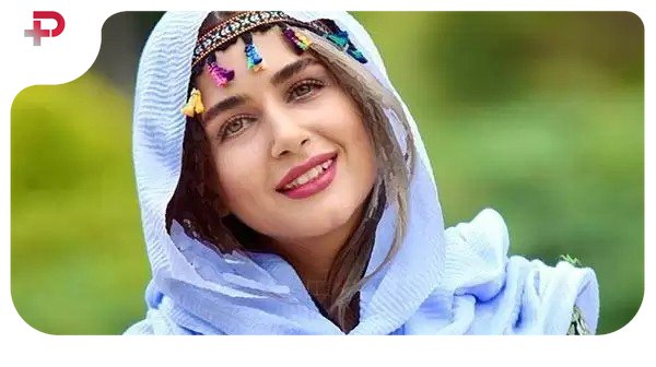 سلفی آینه‌ای ستایش موسوی میان هنر دستی ایران