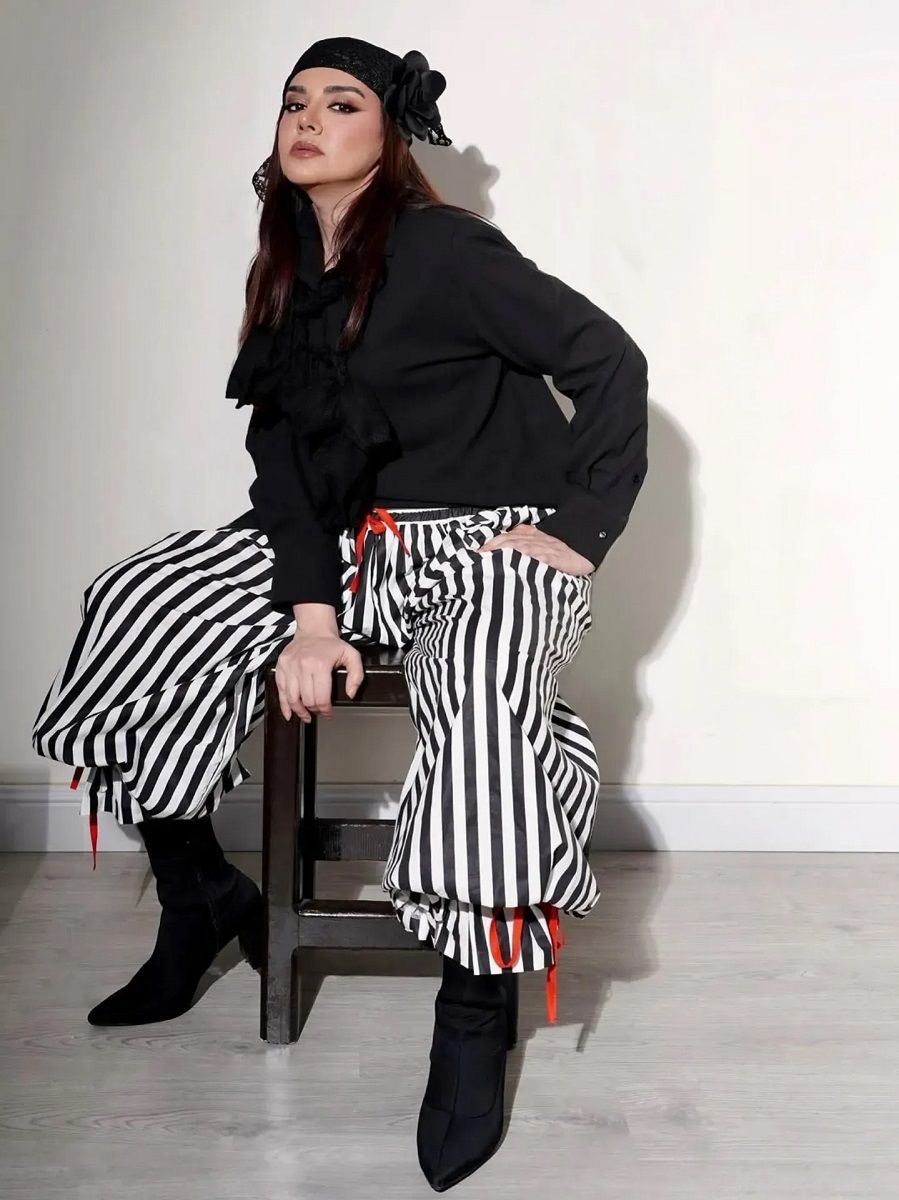 استایل ندا قاسمی با شلوار راه‌راه 3