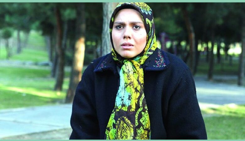 عکس| بازیگر سریال آوای باران عزادار شد ؛ آزاده زارعی به سوگ نشست