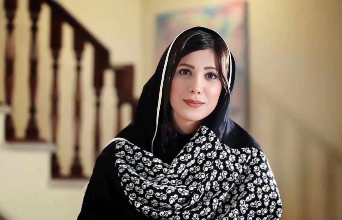 تصاویر| بیوگرافی و حواشی زندگی باران نیکراه گوینده خوش صدا ایرانی + تصویر پدر و مادرش