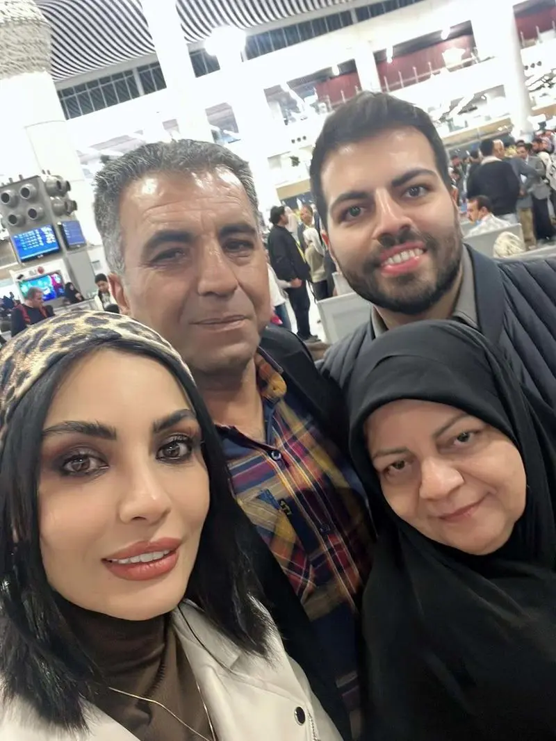 عکسهای صحرا اسداللهی از خانوادهاش در فرودگاه؛ از دیشب تنها ترین آدم روی زمین شدم