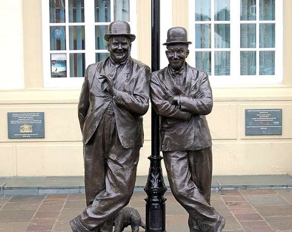 مجسمه استن لورل و اولیور هاردی