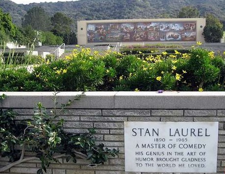 مقبره لورل در آرامگاه فارست لان مموریال پارک در هالیوود هیلز