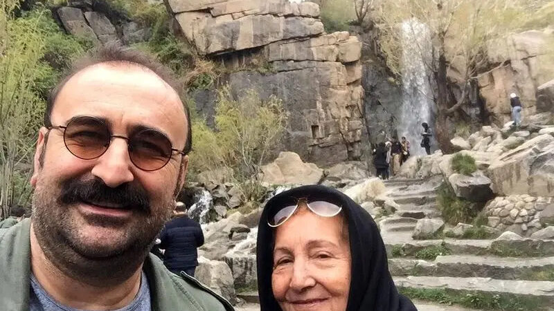 عکسی از مهران احمدی در کنار مادرش؛ بهبود سریال پایتخت چه مادر جذاب و کیوتی دارد