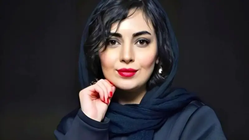 مهشید جوادی با استایل قرمز و موهای افشان در جشن یلدا همه را شگفت‌زده کرد!