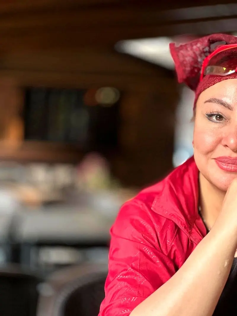 مه‌لقا باقری با لباس قرمز 1