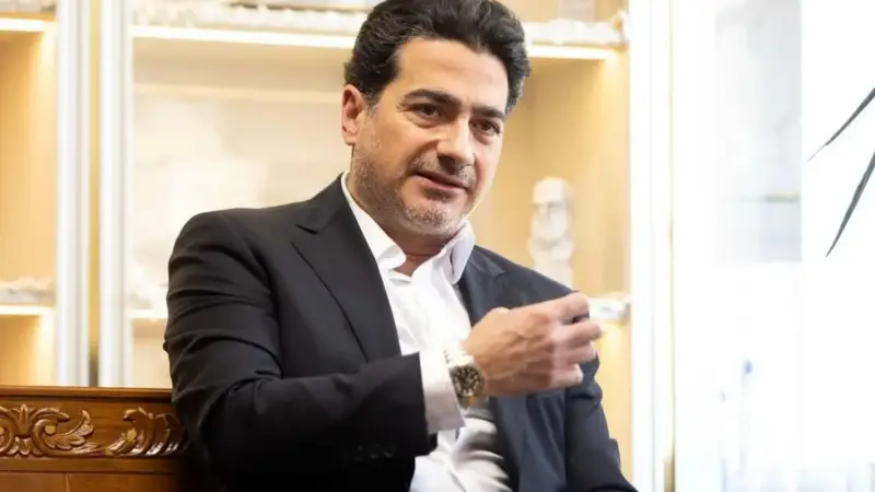 فیلم و عکس| رونمایی همایون شجریان از ماشین میلیاردی اش / گرانترین ماشین ایران در دست آقای خواننده