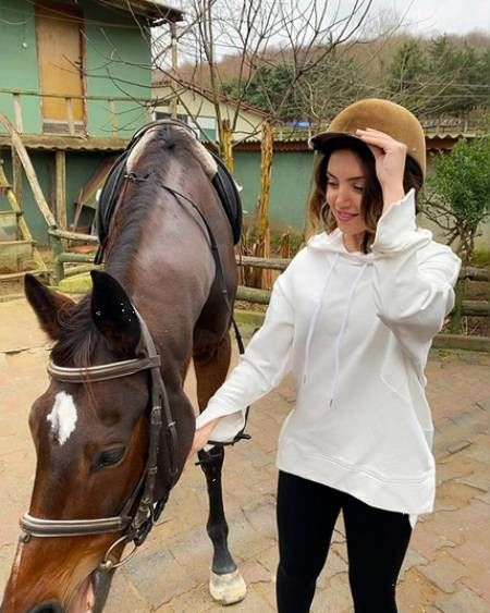 عایشه‌ گل جوشکن,بیوگرافی عایشه‌گل جوشکن,عکس عایشه‌ گل جوشکن