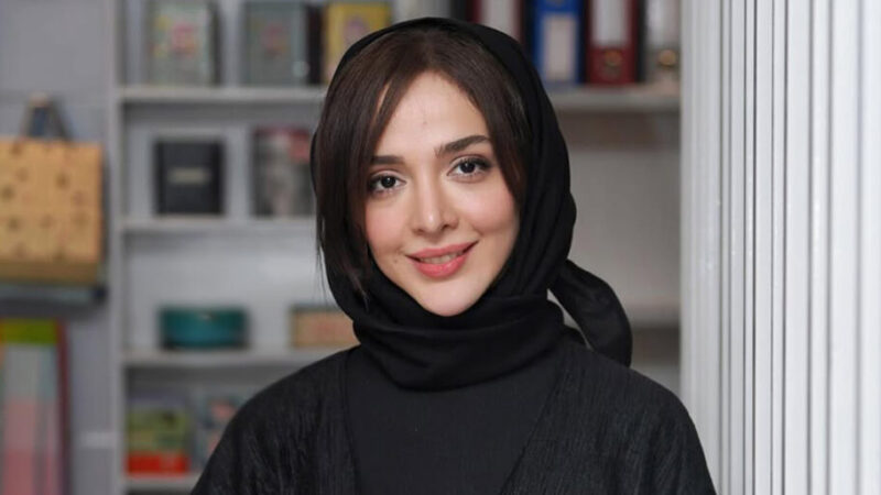 عکس | استایل عجیب و غریب المیرا دهقانی ؛ شلوارک روی شلوار لگ؟ این دیگر چه ترکیب عجیبی بود خانم دهقانی؟