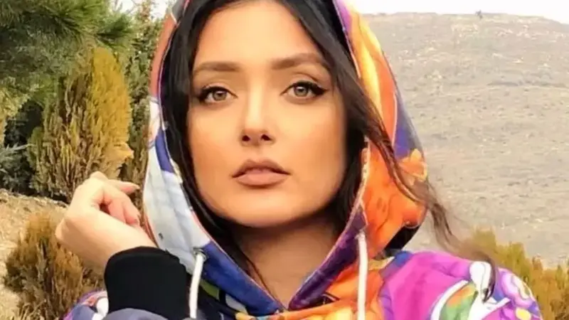 عکس| استایل پاییزی آوا سریال شغال؛ نورا محقق با لاک قرمز و استایل شیک دلبری کرد