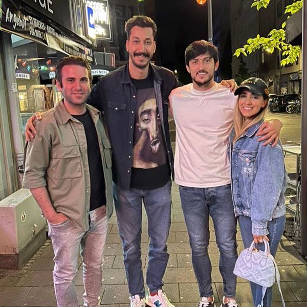 سردار آزمون و همسرش کنار بازیگران معروف ایرانی