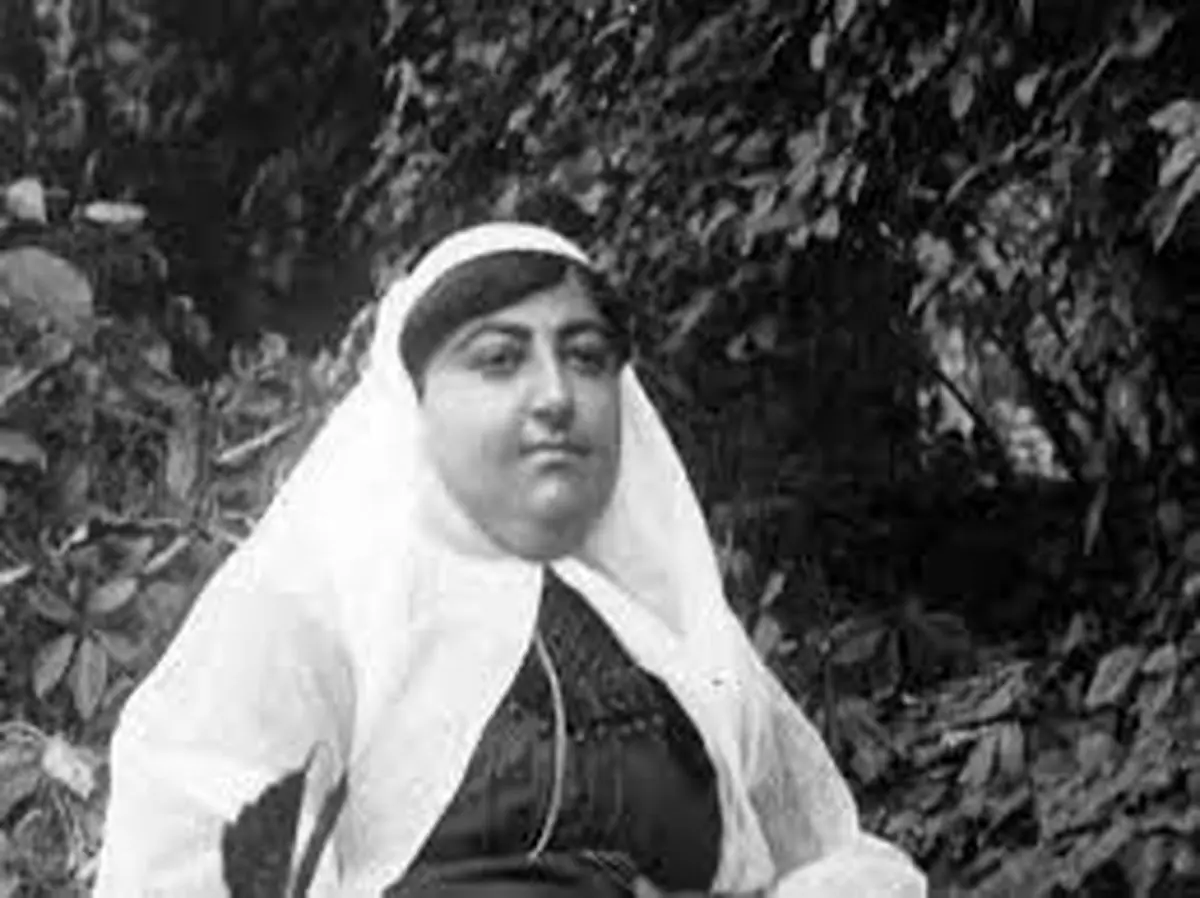 عکس| سفر به تاریخ؛ عکس یادگاری «مادر احمدشاه و گربه‌اش» در باغ