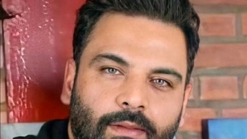 عکس| استایل احسان علیخانی با شال سیاه مخصوص ایام محرم و عدس پلوی نذری