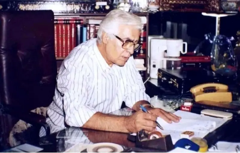 زنده یاد فردین در مغازه فرش فروشی خودش