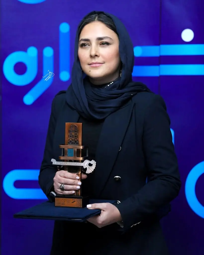 کت سرمهای هدی زینالعابدین