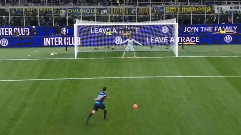 بنالتی تماشایی چالهان اوغلو به آث میلان