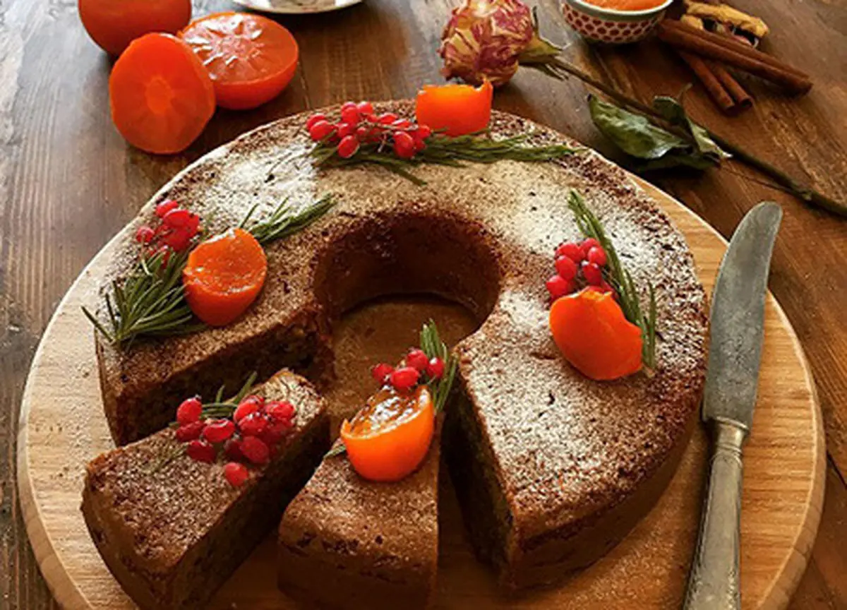 کیک خرمالو با سس مخصوص؛ طر تهیه دسر خاص برای روزهای پاییزی