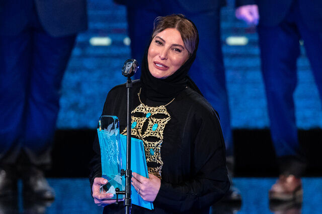 فریبا نادری کنار ماشین فوق‌العاده لوکسش؛ به‌خاطر وضعیت مالیش مورد انتقاد قرار گرفت!