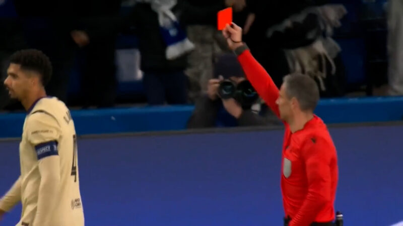 اخراج رونالد آرائوخو مقابل چلسی و ده نفره شدن بارسلونا 