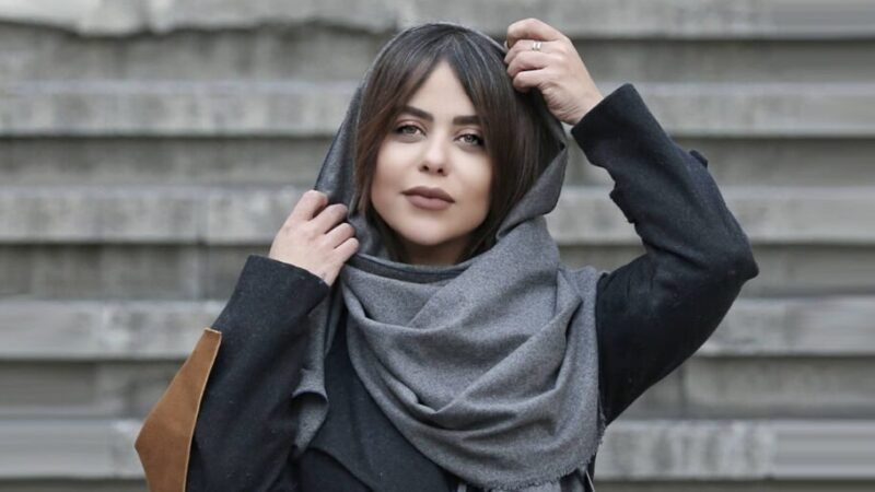 عکس| عکس دو نفره الهام اخوان با یک آقای خوشتیپ ؛ استایل جذاب خانم بازیگر با روسری مینی