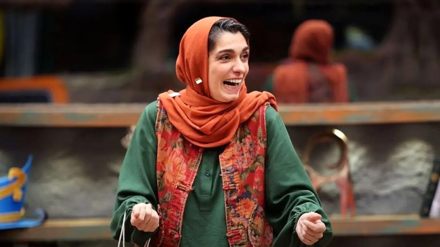 الیکا عبدالرزاقی و رویا میرعلمی با مقنعه مثلثی؛ استایل دهه شصتی خانم‌ها چقدر بامزس