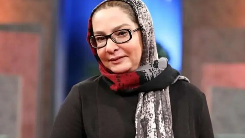 عکس| تیپ خاص لاله صبوری در یک کافه قدیمی سوژه شد