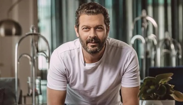 عکس دیده نشده پژمان بازغی و خواهرهایش؛ نفس خانم چه عمه‌های خوشکلی داره