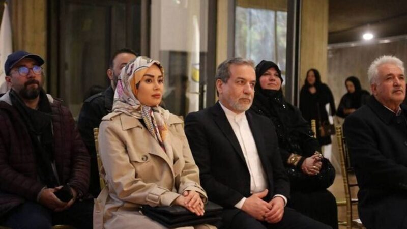 عکس| حضور همسر عراقچی در یک مراسم جلب توجه کرد/ خانم «آرزو احمدوند» زیباتر و خوشتیپ تر از همیشه