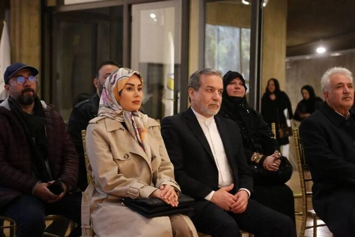 عکس| حضور همسر عراقچی در یک مراسم جلب توجه کرد/ خانم «آرزو احمدوند» زیباتر و خوشتیپ تر از همیشه