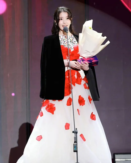 پیراهن گل‌دار آیو