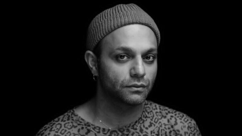 صابر ابر با طاووس روی شانه؛ نمایشی بی‌نظیر و سبک زندگی جسورانه‌ای که همه را شگفت‌زده کرد!