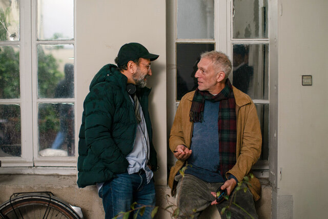 اصغر فرهادی را در خیابان های پاریس ببینید | بازیگران مشهور جهان هم هستند