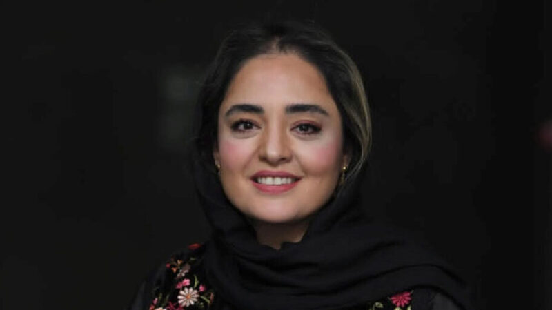نرگس محمدی با کلاه ترندی در پشت صحنه تئاتر، همه را متحیر کرد!