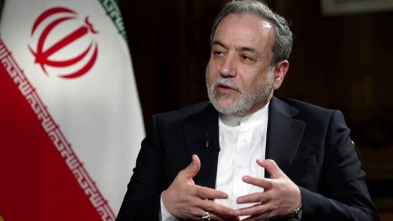 عکس| قاب توجه‌برانگیز عراقچی با همسر جوانش در یک مراسم زنانه