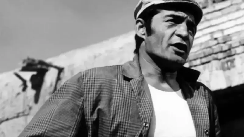 عکس| سفر در زمان؛ «بیک ایمانوردی» در حال تمرین بدنسازی در خانه؛ دهه 40