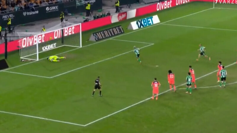 گل سوم رئال بتیس به بارسلونا از تقطه پنالتی (کوچو) 