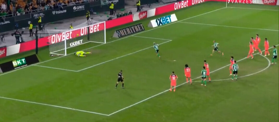 گل سوم رئال بتیس به بارسلونا از تقطه پنالتی (کوچو) - تصویر شاخص