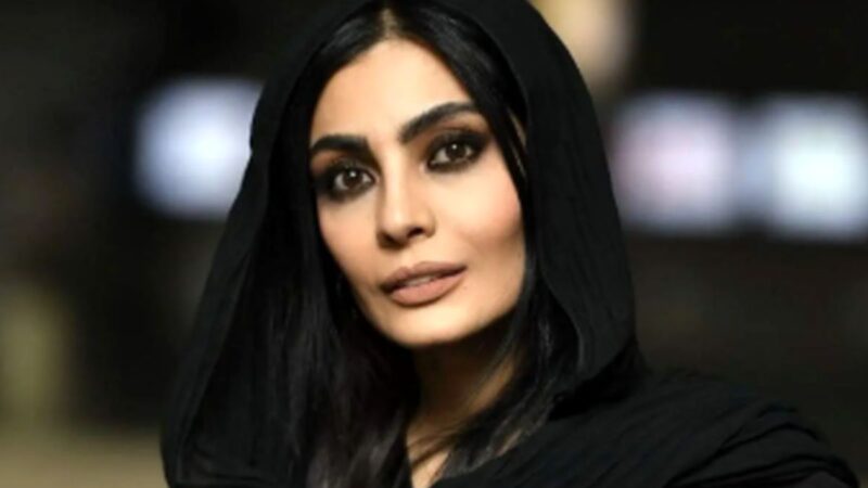 عکس | صحرا اسداللهی در پشت صحنه تئاتر / تصویری عجیب از خانم بازیگر با کلاه گیس