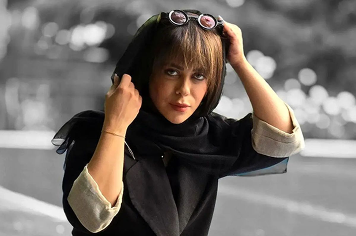 عکس| دلبری الهام اخوان در پشت صحنه نمایش «جشن» با استایل خاصش